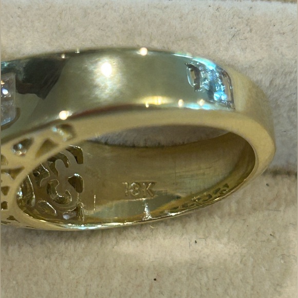 18Kt Yellow Gold Princess Cut Diamonds Ring - Picture 6 of 6